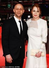 组图：《仁慈》首映 制片人秀性感风头盖过女主角