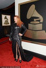 组图：女歌手费丝伊凡泡面卷发黑裙微笑