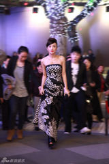 组图：秦岚出席活动大秀烈焰红唇  造型性感抢镜