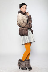 组图：李倩做客节目拍写真 可爱女孩小露性感