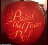 组图：泰勒-斯威夫特亮色礼服秀时尚 宣传新专辑