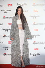 组图：郭碧婷亮相街拍盛典红毯 银灰长袍淑女