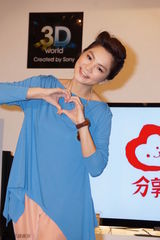 组图：Ella出席公益影像展 喜事将近洋溢幸福