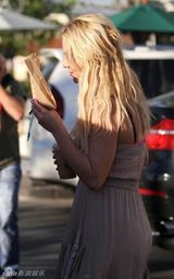 组图：布兰妮短裙享受秋日时光 见狗仔忙用食物挡脸