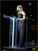 组图：GaGa伤后首次公开亮相 振臂支持同性恋