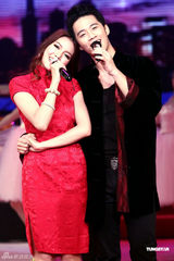 泰国当红歌星献唱中文歌曲 演唱会中玩求婚游戏(图)