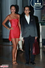组图：晶刚香港婚宴 蒋怡红色礼服性感与男友现身