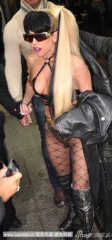 组图：Lady Gaga街头拍片衣着单薄 秀豪乳引人注目