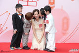 组图：刘心悠情人节甜美亮相 小男孩现场献吻