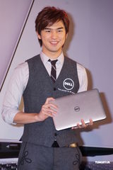 组图：陈柏霖视频聊天维系感情 工作中过白色情人节