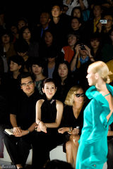 组图：秦海璐亮相时装周 高贵典雅大气简约