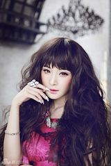 幻灯图：杨幂全新田园写真 演绎甜美洛丽塔风情