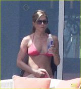 组图：安妮斯顿粉色比基尼 未婚夫泳池激吻