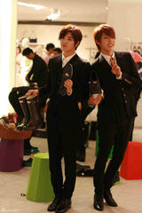 高清图：韩男团INFINITE穿正装购雨靴被拍