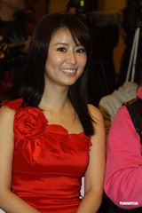 组图：林心如红裙娇艳亮相 不慎露底大泄春光