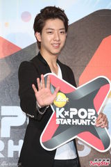 组图：CNBLUE李正信帅气赴台 玩快闪歌迷失望