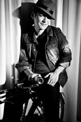 组图：严宽情景式写真曝光 变身痞子还原生活