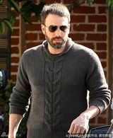 组图：阿弗莱克大胡子男人味十足 夫妇共度二人世界