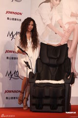 组图：张惠妹代言按摩椅要送妈妈表孝心