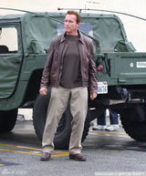 组图：施瓦辛格携子外出 开军用悍马气质彪悍