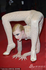 组图：女星戛纳红毯大秀柔术身体对折