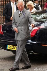 组图：凯特王妃威廉王子抱皇家新生儿亮相