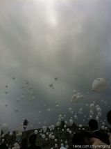 组图：大S纯白婚纱牵手新郎汪小菲出场 甜蜜拥吻