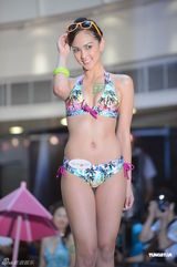 组图：Jessica C比基尼秀美胸俏臀 自曝找到新对象