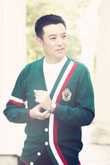 组图：佟凡冬日明媚写真彰显男人情怀