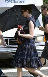 组图：安妮海瑟薇撑破伞拍新片 雪纺裙腹部微隆
