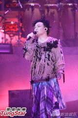 组图：陈奕迅开唱造型似黑山老妖 少说话多唱歌