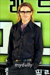 组图：布拉德-皮特亮相《点球成金》韩国记者会