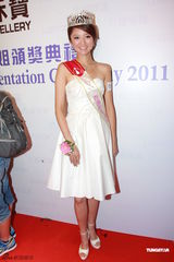 组图：上届港姐为朱晨丽加冕 应届港姐三甲竞艳