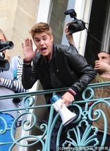 组图：比伯拿扩音喇叭开阳台演唱会