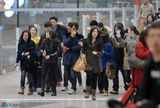 组图：吴尊离京机场吃饭 粉丝送机阵势大