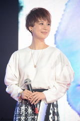 组图：海清格纹开叉裙亮相活动 与粉丝贴面吻