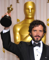 高清组图：奥斯卡后台获奖众星举金人光彩照人