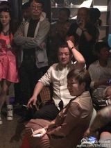 组图：李亚鹏丽江酒吧唱歌 抽烟心情放松