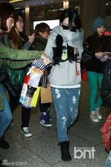 组图：2NE1现身机场 敏智派签名Dara顶兔耳帽