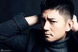 组图：彭博拍冷峻型男写真 大秀熟男魅力