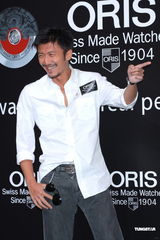 组图：谢霆锋出席活动 摘墨镜拍照大展亲和力