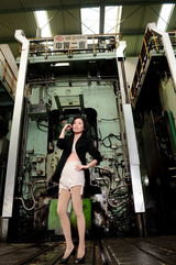 组图：叶璇钢厂拍写真 穿红衣火热拜年