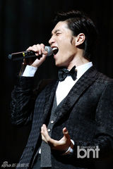 组图：众星捧场爱庭院艺术节 Raina担任主持