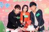 组图：胡定欣不加价薄利多销 圣诞送胡杏儿大惊喜