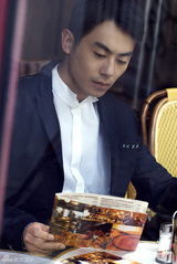 组图：朱亚文巴黎拍时尚大片 优雅释放熟男魅力