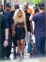 组图：麻辣鸡低胸爆乳拍MV 双球抢镜