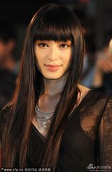 组图：东京电影节开幕群星亮相 小怪兽闹绿毯