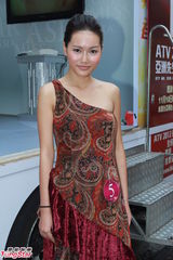 组图：准亚姐性感旗袍装拉票 甜美笑容展露美腿胸波