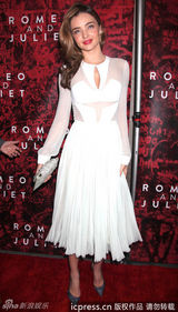 组图：米兰达-可儿白色透视礼服亮相 性感迷人