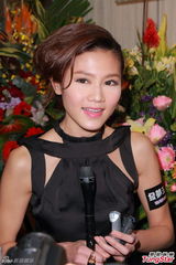 组图：周秀娜惊现高低奶 揶揄旧爱先关心女友